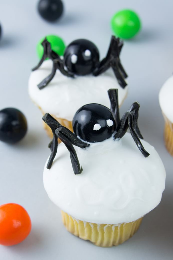 http://media3.handmadecharlotte.com/wp-content/uploads/2015/09/1-glow-in-the-dark-cupcakes-690x1035.jpg